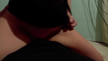 Spolubydlící mě ošukala a ukázala nádherná prsa