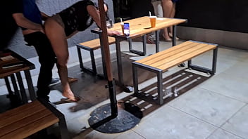 Sexo em público no fast food casal faz suruba no drive thru e arrisca tudo Sexo em público no fast food casal faz suruba no drive thru e arrisca tudo
