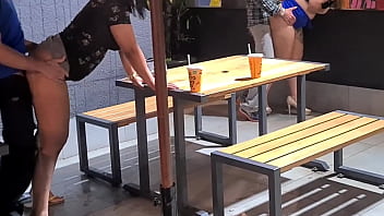 Sexo em público no fast food casal faz suruba no drive thru e arrisca tudo