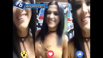 Mostrando su tanguita rosa