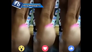 Mostrando su tanguita rosa