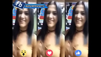 Mostrando su tanguita rosa