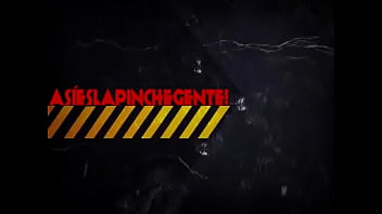 Mostrando su tanguita rosa