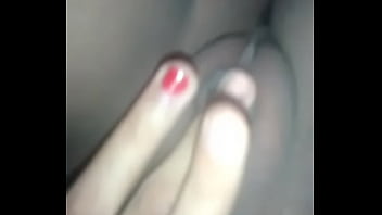 Se dedea y piensa en ella