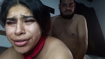 Se lo meto muy profundo y termina vomitando