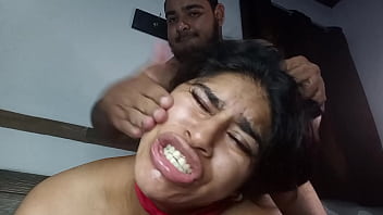 Se lo meto muy profundo y termina vomitando Se lo meto muy profundo y termina vomitando