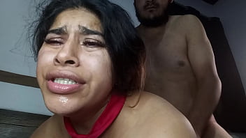 Se lo meto muy profundo y termina vomitando