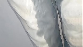 Pantalones orinados con pañal de tela y doble orgasmo