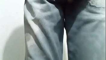 Pantalones orinados con pañal de tela y doble orgasmo