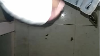 Pantalones orinados con pañal de tela y doble orgasmo