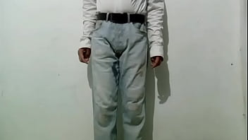 Pantalones orinados con pañal de tela y doble orgasmo