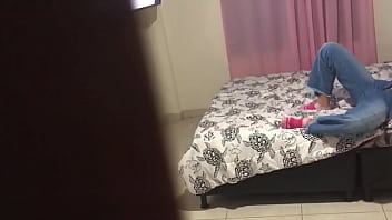 Encuentro a mi hijastra metiendose los dedos al coño en su habitacion y le meto la verga rirecto al coño