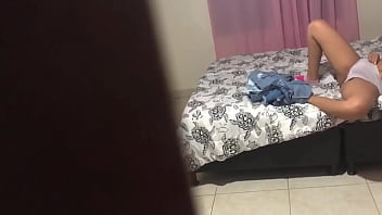 Encuentro a mi hijastra metiendose los dedos al coño en su habitacion y le meto la verga rirecto al coño