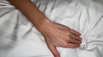 Lety howl s'endort paisiblement et commence à rêver un rêve humide dans