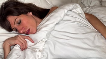 Lety howl s'endort paisiblement et commence à rêver un rêve humide dans