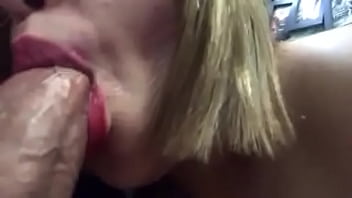 Le chupa la vergota a un pervertido calientes