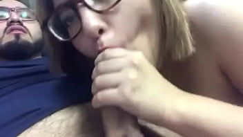 Le chupa la vergota a un pervertido calientes