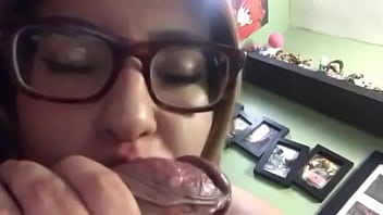 Le chupa la vergota a un pervertido calientes