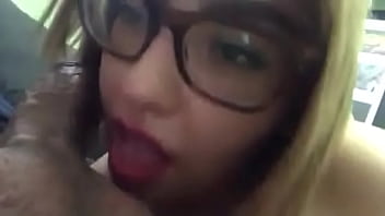 Le chupa la vergota a un pervertido calientes