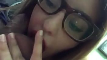 Le chupa la vergota a un pervertido calientes