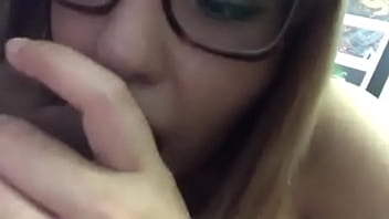 Le chupa la vergota a un pervertido calientes