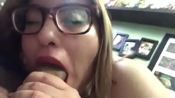 Le chupa la vergota a un pervertido calientes