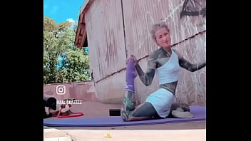 Stretches #yoga #stretches #inkedgirl #tattoo #tattoos #inkedsport #inkedyoga #tattooyoga