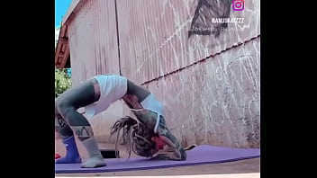 Stretches #yoga #stretches #inkedgirl #tattoo #tattoos #inkedsport #inkedyoga #tattooyoga