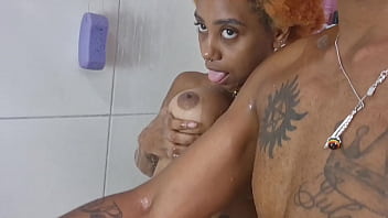 Novinho me fodeu gostoso no banheiro socou forte até tirar todo leitinho