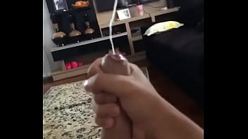 Gozando Litros No Sofá Enquanto Penso No Seu Pau thumbnail