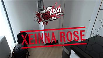 Ebony xeinna rose pillada y follada mientras se estaba grabando un video de masturbacion para un fan