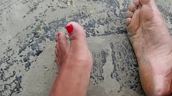 Andando Na Rua E Na Praia Descalços Sujando Os Pés Fetiche Por Pés thumbnail