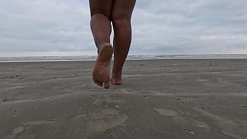 Andando na rua e na praia descalços sujando os pés fetiche por pés