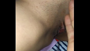 Le quito la virginidad a mi compañera del colegio que recién cumplía 18 años y ella se vuelve adicta a mi verga