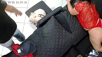 Deitada de bunda para o ar