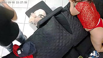 Deitada de bunda para o ar