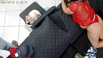 Deitada de bunda para o ar