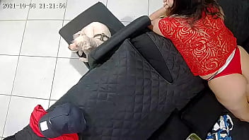 Deitada de bunda para o ar