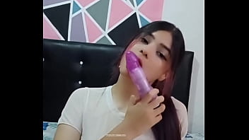 Chica se masturba y muestra sus grandes tetas