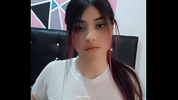 Chica se masturba y muestra sus grandes tetas