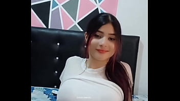 Chica se masturba y muestra sus grandes tetas