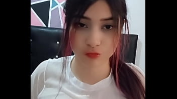 Chica se masturba y muestra sus grandes tetas