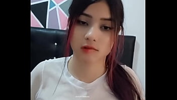 Chica se masturba y muestra sus grandes tetas