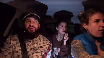 Motorista de aplicativo pega uma passageira que tinha acapado de fazer aniversário não aguentamos e pedimos pra chupar ela toda de presente ate ela gozar gostoso nassa boca