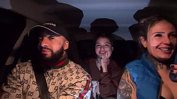 Motorista de aplicativo pega uma passageira que tinha acapado de fazer aniversário não aguentamos e pedimos pra chupar ela toda de presente ate ela gozar gostoso nassa boca