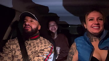 Motorista de aplicativo pega uma passageira que tinha acapado de fazer aniversário não aguentamos e pedimos pra chupar ela toda de presente ate ela gozar gostoso nassa boca