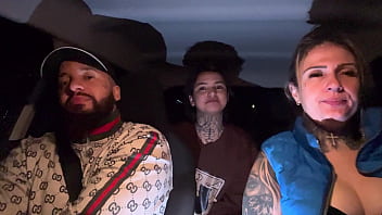 Motorista de aplicativo pega uma passageira que tinha acapado de fazer aniversário não aguentamos e pedimos pra chupar ela toda de presente ate ela gozar gostoso nassa boca