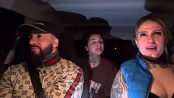 Motorista de aplicativo pega uma passageira que tinha acapado de fazer aniversário não aguentamos e pedimos pra chupar ela toda de presente ate ela gozar gostoso nassa boca