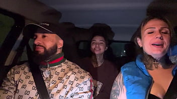 Motorista de aplicativo pega uma passageira que tinha acapado de fazer aniversário não aguentamos e pedimos pra chupar ela toda de presente ate ela gozar gostoso nassa boca