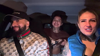 Motorista de aplicativo pega uma passageira que tinha acapado de fazer aniversário não aguentamos e pedimos pra chupar ela toda de presente ate ela gozar gostoso nassa boca